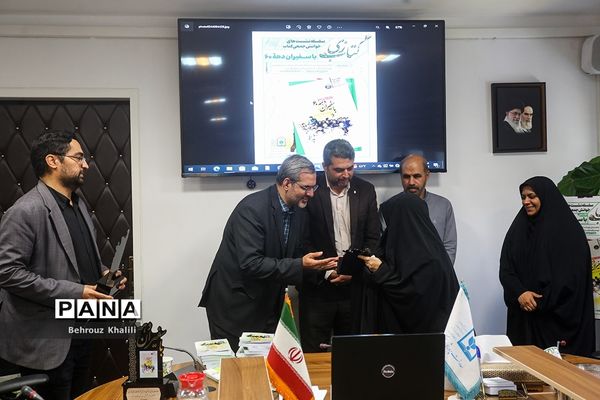 رونمایی از کتاب «با سفیران دهه 60» و همچنین پوستر «پویش کتاب‌زی»