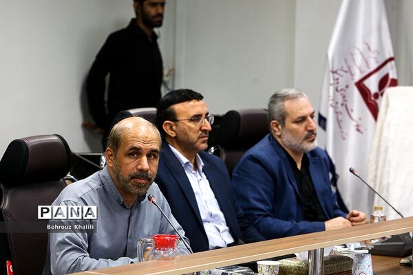 رونمایی از کتاب «با سفیران دهه 60» و همچنین پوستر «پویش کتاب‌زی»