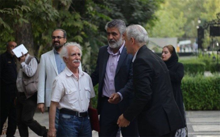 سینایی بنیان‌گذار مستند پرتره بود
