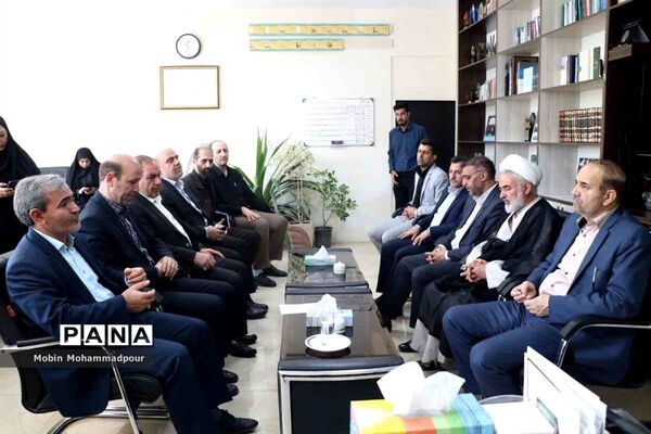 بازدید استاندار آذربایجان شرقی از اداره‌کل آموزش و پرورش استان و دیدار با  دانش آموز خبرنگاران پانا