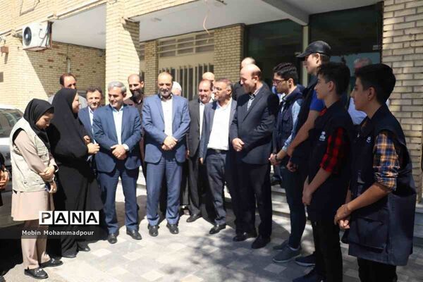بازدید استاندار آذربایجان شرقی از اداره‌کل آموزش و پرورش استان و دیدار با  دانش آموز خبرنگاران پانا