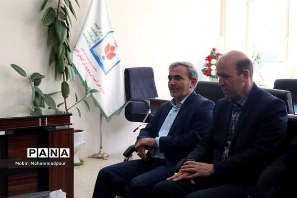 بازدید استاندار آذربایجان شرقی از اداره‌کل آموزش و پرورش استان و دیدار با  دانش آموز خبرنگاران پانا