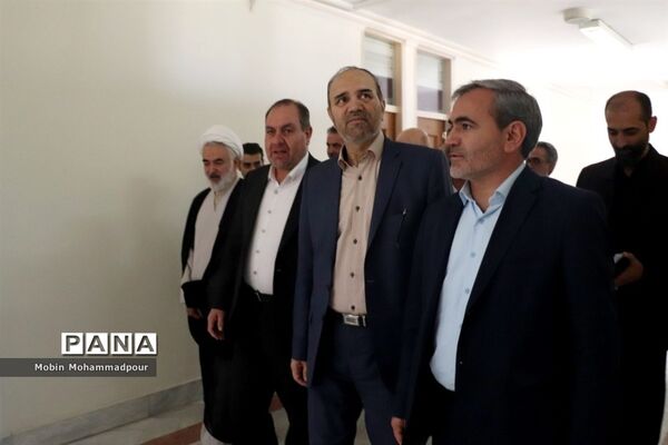 بازدید استاندار آذربایجان شرقی از اداره‌کل آموزش و پرورش استان و دیدار با  دانش آموز خبرنگاران پانا