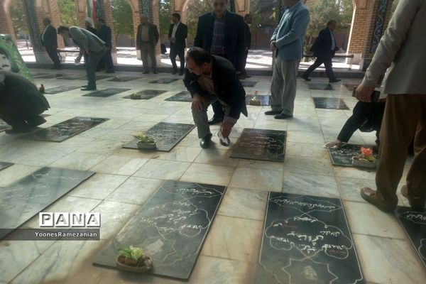 غبار روبی مزار شهدای خلیل آباد  به مناسبت هفته دولت