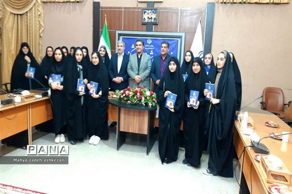 نشست فرماندار شهرستان اشکذر با جمعی از دانش‌آموزان به مناسبت هفته دولت