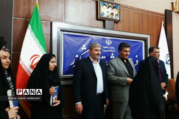 نشست فرماندار شهرستان اشکذر با جمعی از دانش‌آموزان به مناسبت هفته دولت