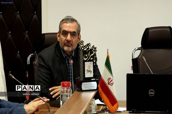 رونمایی از کتاب «سفیران دهه ۶۰» و پوستر «پویش کتاب زی»