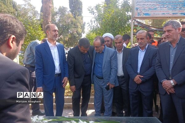 گلباران قبور شهدا به‌مناسبت آغاز هفته دولت