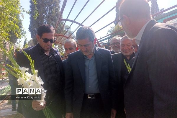گلباران قبور شهدا به‌مناسبت آغاز هفته دولت