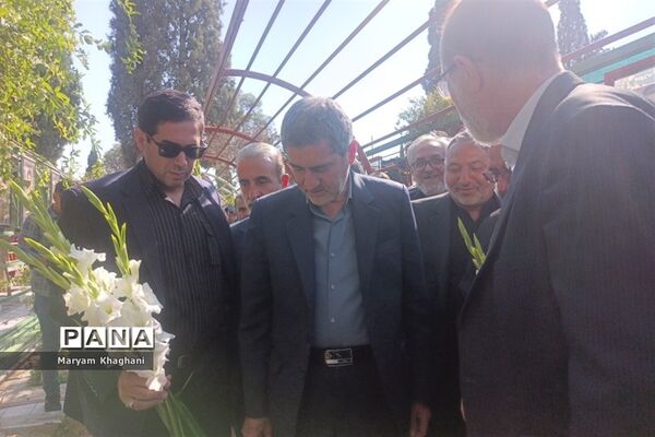 گلباران قبور شهدا به‌مناسبت آغاز هفته دولت