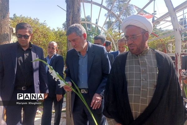 گلباران قبور شهدا به‌مناسبت آغاز هفته دولت