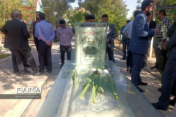 گلباران قبور شهدا به‌مناسبت آغاز هفته دولت