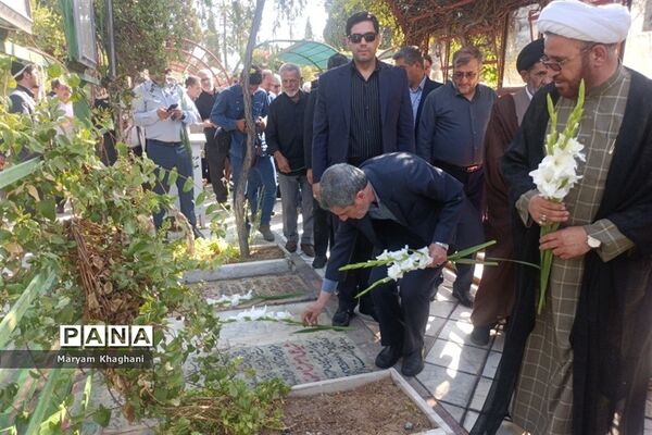 گلباران قبور شهدا به‌مناسبت آغاز هفته دولت