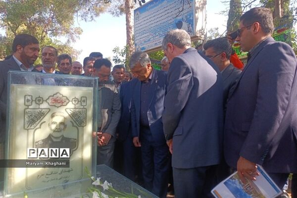 گلباران قبور شهدا به‌مناسبت آغاز هفته دولت
