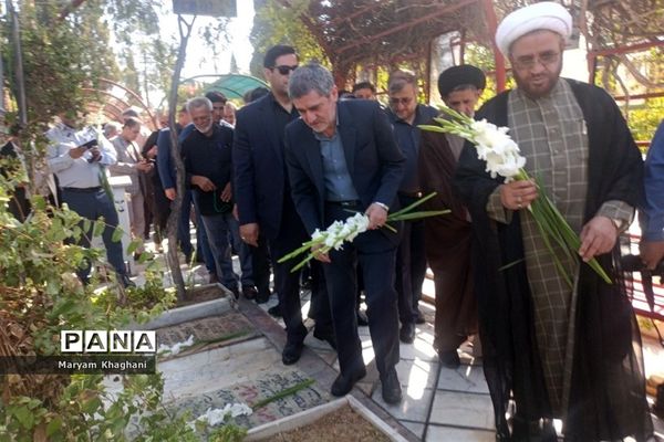 گلباران قبور شهدا به‌مناسبت آغاز هفته دولت