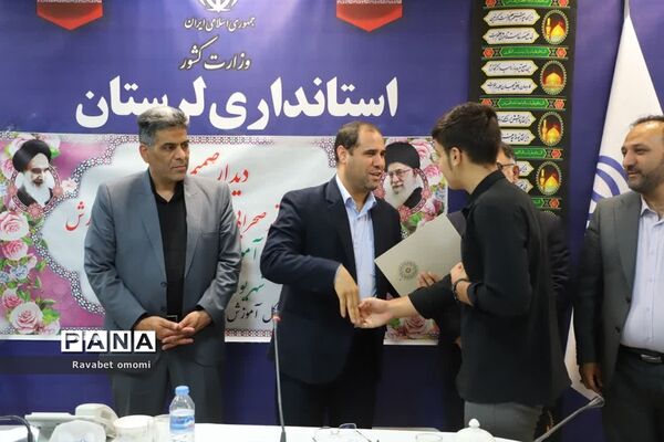 دیدار وزیر آموزش و پرورش با دانش‌آموزان لرستان