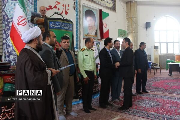 تقدیر از مدیران و کارمندان نمونه در نمازجمعه گلوگاه