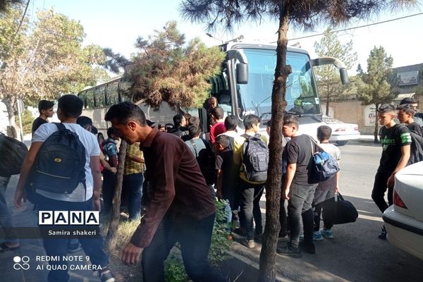 مراسم بدرقه و اعزام دانش‌آموزان پسر زیارت اولی به مشهد مقدس