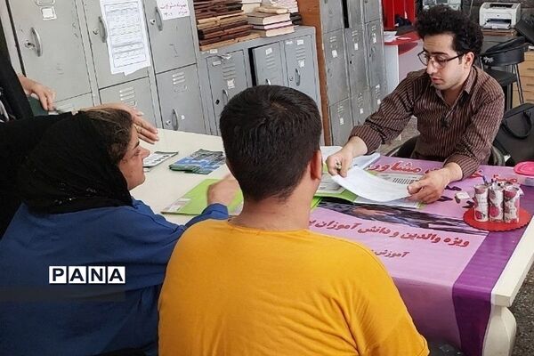 استقرار میزخدمت هدایت تحصیلی در جهت ارائه خدمات مشاوره به دانش‌آموزان پایه نهم