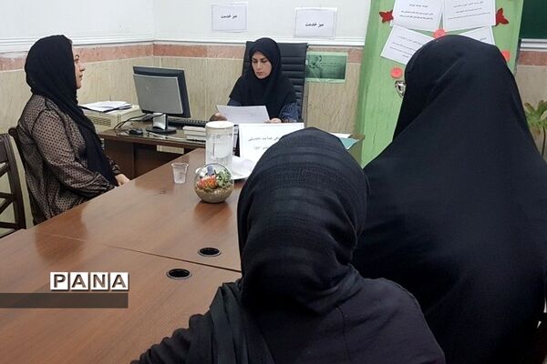 استقرار میزخدمت هدایت تحصیلی در جهت ارائه خدمات مشاوره به دانش‌آموزان پایه نهم