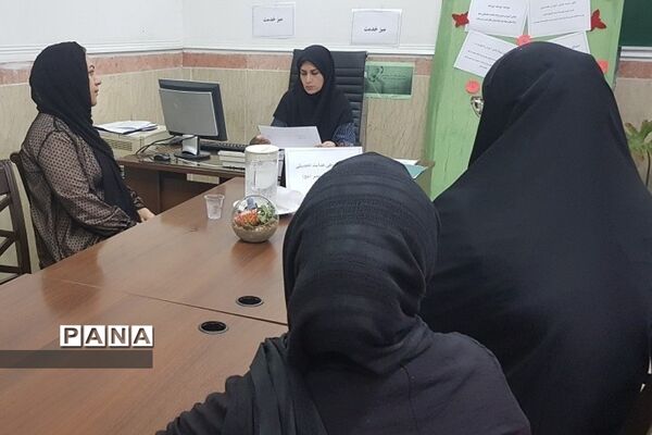 استقرار میزخدمت هدایت تحصیلی در جهت ارائه خدمات مشاوره به دانش‌آموزان پایه نهم