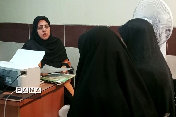 استقرار میزخدمت هدایت تحصیلی در جهت ارائه خدمات مشاوره به دانش‌آموزان پایه نهم