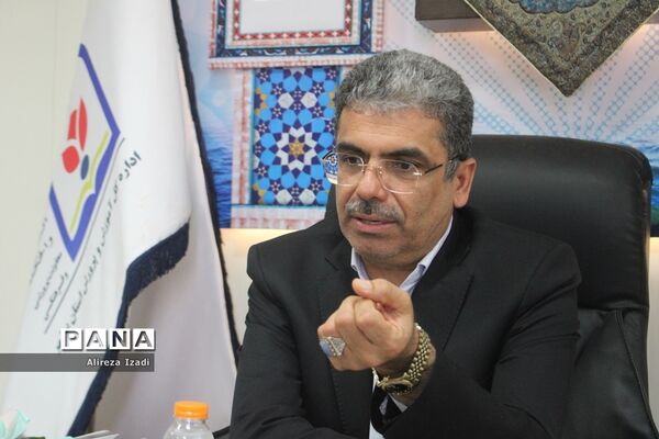 تجلیل از دانش‌آموز برتر چهل و یکمین دوره مسابقات کشوری قرآن، عترت و نماز استان بوشهر