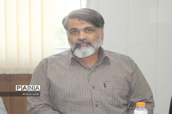 تجلیل از دانش‌آموز برتر چهل و یکمین دوره مسابقات کشوری قرآن، عترت و نماز استان بوشهر