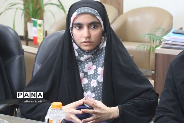 تجلیل از دانش‌آموز برتر چهل و یکمین دوره مسابقات کشوری قرآن، عترت و نماز استان بوشهر