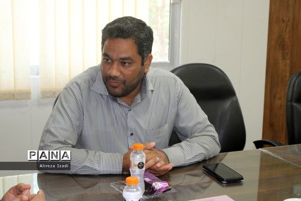 تجلیل از دانش‌آموز برتر چهل و یکمین دوره مسابقات کشوری قرآن، عترت و نماز استان بوشهر