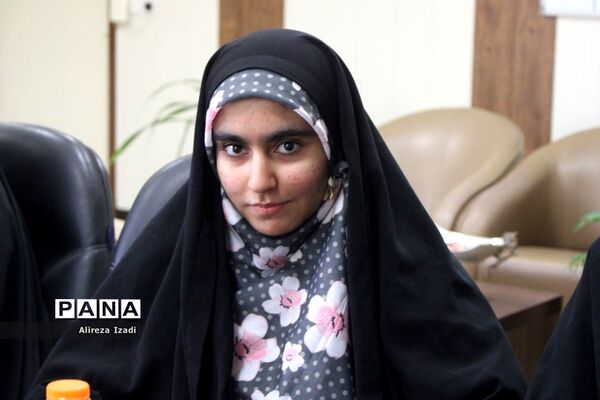 تجلیل از دانش‌آموز برتر چهل و یکمین دوره مسابقات کشوری قرآن، عترت و نماز استان بوشهر