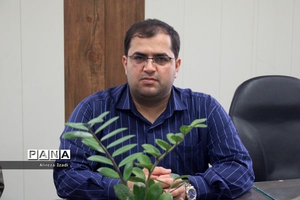 تجلیل از دانش‌آموز برتر چهل و یکمین دوره مسابقات کشوری قرآن، عترت و نماز استان بوشهر