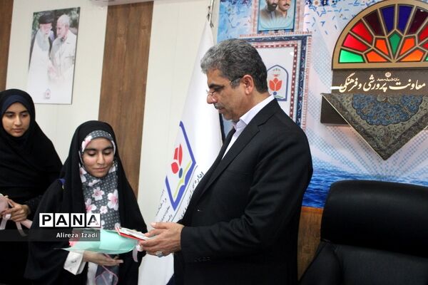 تجلیل از دانش‌آموز برتر چهل و یکمین دوره مسابقات کشوری قرآن، عترت و نماز استان بوشهر