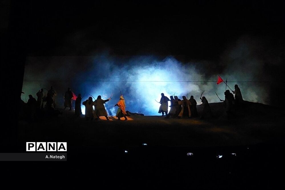 نمایش میدانی تنهاتر از مسیح
