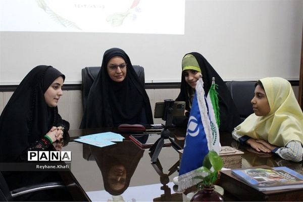 نشست هم‌اندیشی دختران تیم دانش‌آموزی تولید محتوا سازمان دانش‌آموزی شهرستان‌های تهران