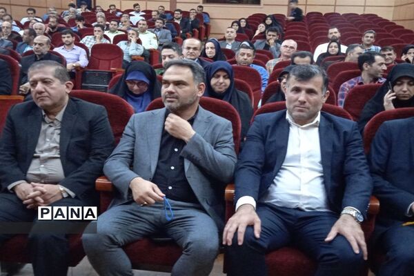 آیین تجلیل از کارمندان نمونه ادارات در سالن الغدیر ارشاد محمود‌آباد