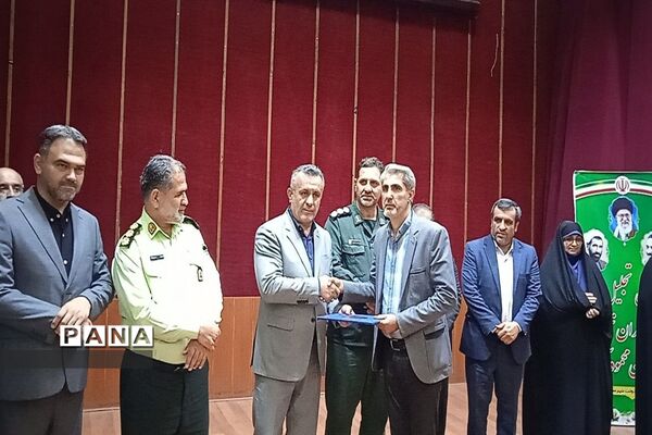 آیین تجلیل از کارمندان نمونه ادارات در سالن الغدیر ارشاد محمود‌آباد