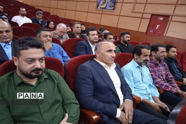 آیین تجلیل از کارمندان نمونه ادارات در سالن الغدیر ارشاد محمود‌آباد