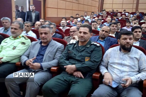آیین تجلیل از کارمندان نمونه ادارات در سالن الغدیر ارشاد محمود‌آباد
