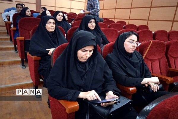 آیین تجلیل از کارمندان نمونه ادارات در سالن الغدیر ارشاد محمود‌آباد