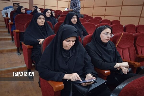 آیین تجلیل از کارمندان نمونه ادارات در سالن الغدیر ارشاد محمود‌آباد