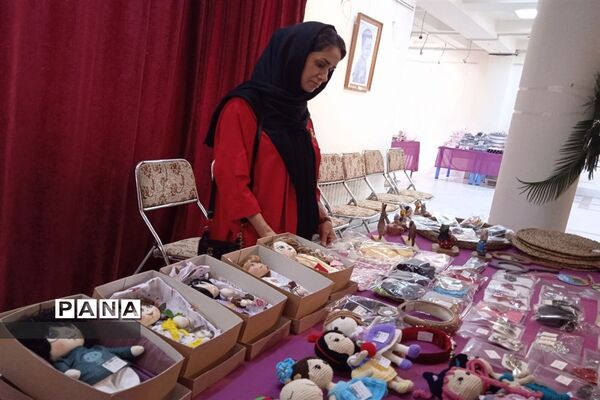 نمایشگاه صنایع‌دستی و دستاوردهای صنعتی و کشاورزی در سالن الغدیر ارشاد
