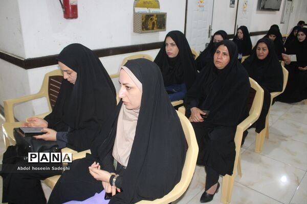 نشست صمیمی مدیر کل آموزش و پرورش استان بوشهر با همکاران اداری