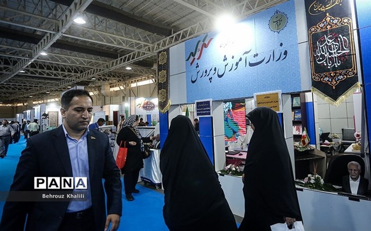 بازدید مسئولان از غرفه وزارت آموزش و پرورش در نمایشگاه روایت خدمت