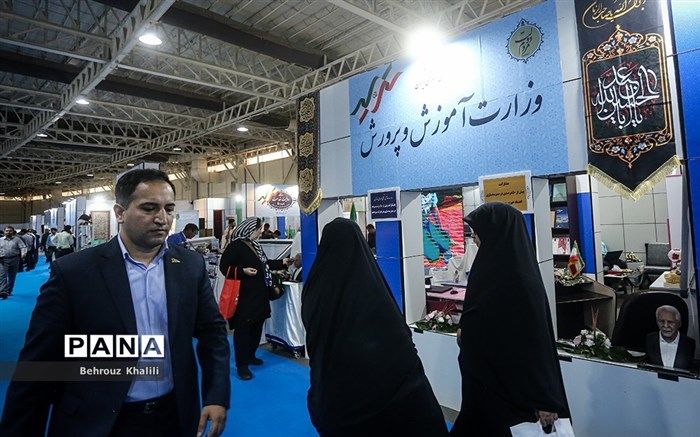 بازدید مسئولان از غرفه وزارت آموزش و پرورش در نمایشگاه روایت خدمت