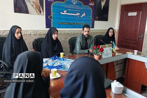 نشست صمیمی دانش‌آموز خبرنگاران فعال خبرگزاری پانا با معاون پرورشی‌ و‌ تربیت‌بدنی شهرستان‌قرچک