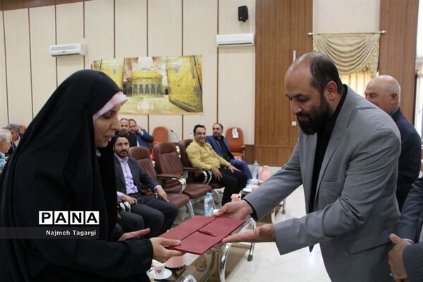 آئین تجلیل از کارمندان نمونه ادارات شهرستان مه‌ولات