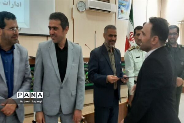 آئین تجلیل از کارمندان نمونه ادارات شهرستان مه‌ولات
