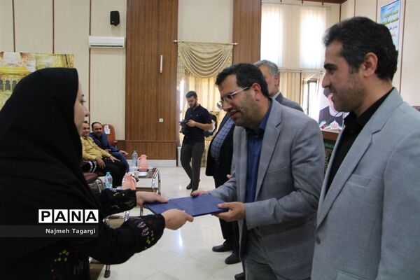 آئین تجلیل از کارمندان نمونه ادارات شهرستان مه‌ولات