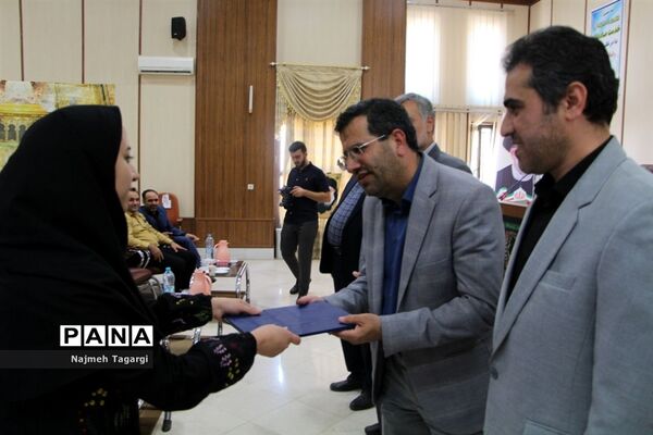 آئین تجلیل از کارمندان نمونه ادارات شهرستان مه‌ولات